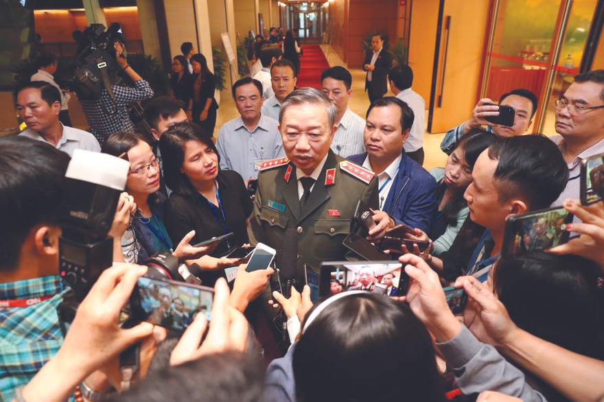 Phóng viên phỏng vấn Bộ trưởng Bộ Công an, Đại tướng Tô Lâm bên hành lang Quốc hội. Ảnh: Như Ý