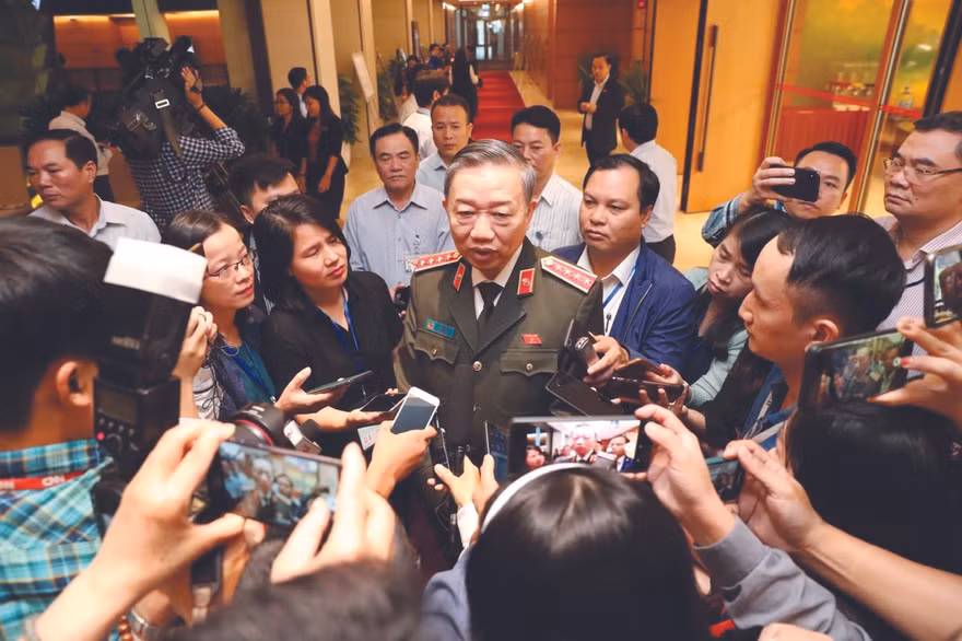 Phóng viên phỏng vấn Bộ trưởng Bộ Công an, Đại tướng Tô Lâm bên hành lang Quốc hội. Ảnh: Như Ý