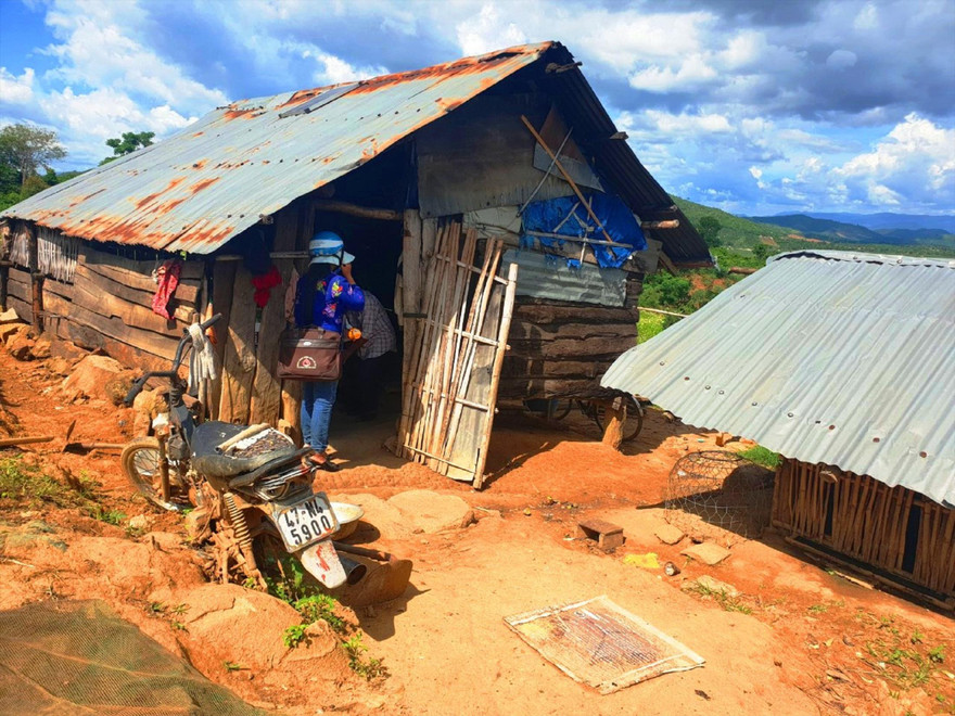 Cán bộ hội phụ nữ tới nhà vận động dân đi tiêm phòng