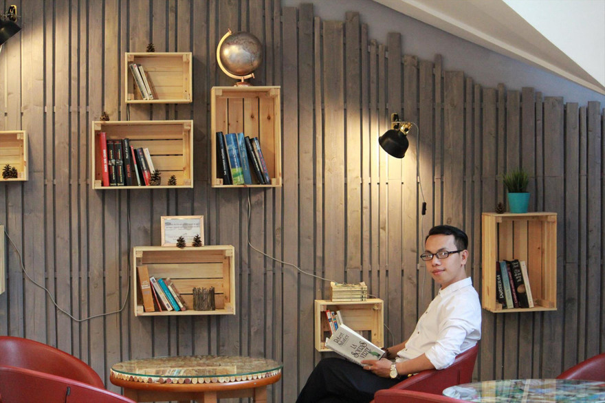 CEO Lê Anh Tiến bên không gian làm việc của mình. Ảnh: PV 