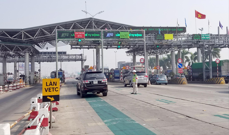 Hầu hết các trạm thu phí trên cả nước đã có làn thu phí tự động không dừng. Ảnh: Phạm Thanh 