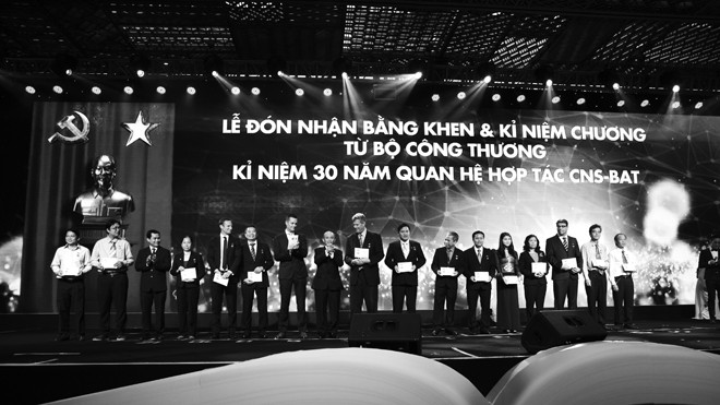 Đại diện Bộ Công thương đã trao Bằng khen cho các tập thể, cá nhân tại CNS và BAT