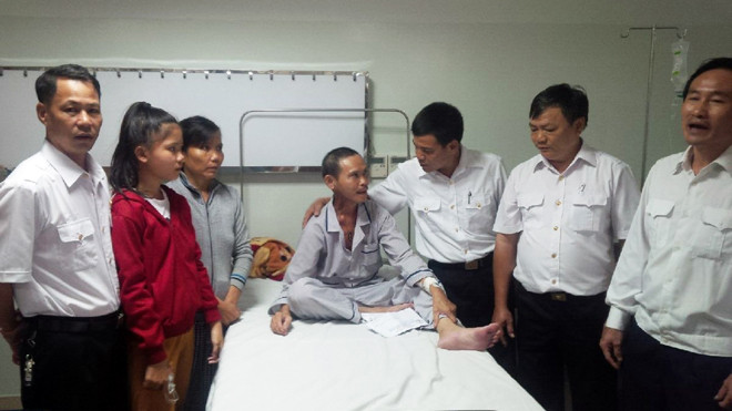 Anh Dũng bên vợ con và các đồng đội. Ảnh: Trần Tuấn