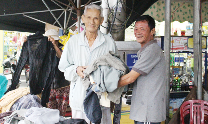 “Giúp bà con có thêm tấm áo để mặc thì mình cũng ấm thêm”, cụ Nguyễn Công Long (bìa trái) nói. Ảnh: Giang Thanh