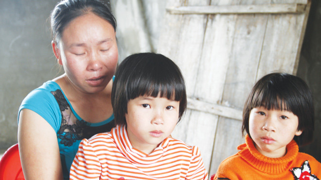 Chị Nguyễn Thị Quỳnh cùng hai con nhỏ mong ngóng anh Nguyễn Văn Xuân trở về.