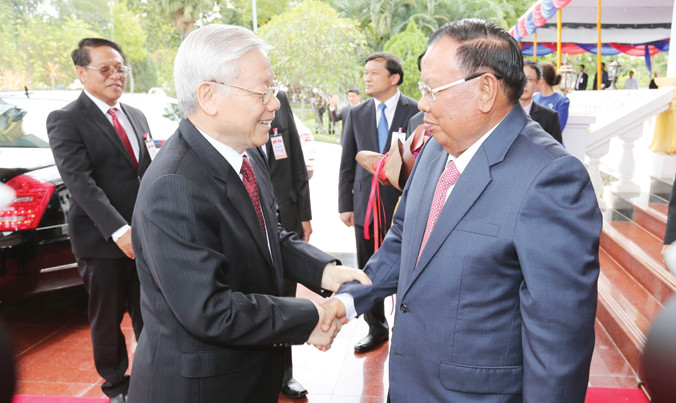 Tổng Bí thư, Chủ tịch nước Lào Bounnhang Volachith đón Tổng Bí thư Nguyễn Phú Trọng. Ảnh: TTXVN