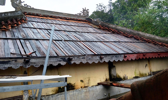 Ngôi nhà tăng tại chùa Thánh Duyên bị tháo dỡ phần mái sau một năm không lợp lại. Ảnh: Ng.Văn