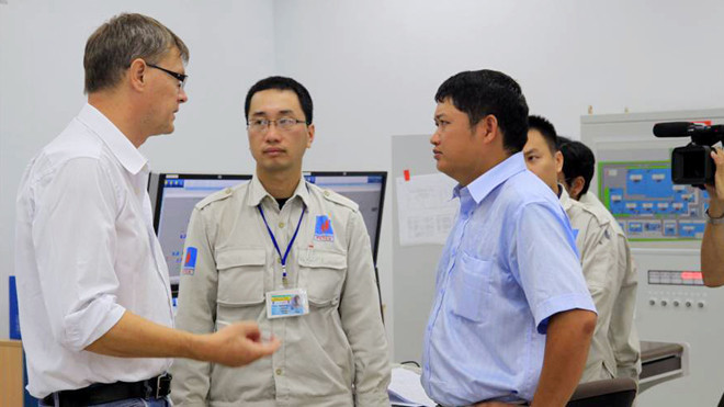 Vũ Đình Duy (bìa phải) khi còn làm việc tại PvTex