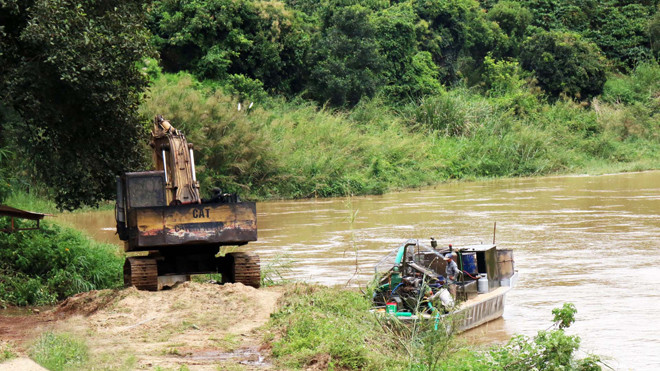Khai thác cát trái phép trên sông Đa Dâng.