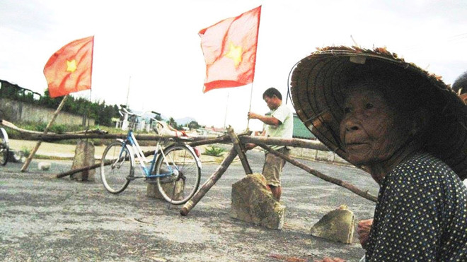 Ô nhiễm khiến người dân bức xúc chặn đường vào nhà máy để phản đối. Ảnh: H.V