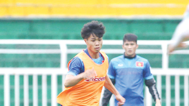 Công Phượng đang cố gắng hoà nhập nhanh với ĐTVN để xua đi nỗi buồn thường xuyên dự bị ở Mito Hollyhook. Ảnh: VSI