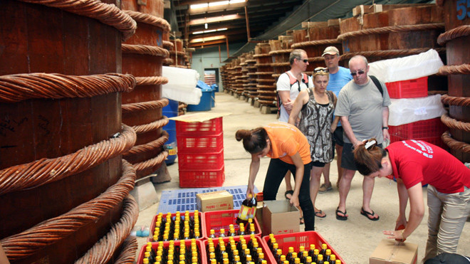 Du khách nước ngoài tham quan một cơ sở sản xuất nước mắm ở huyện đảo Phú Quốc, tỉnh Kiên Giang.