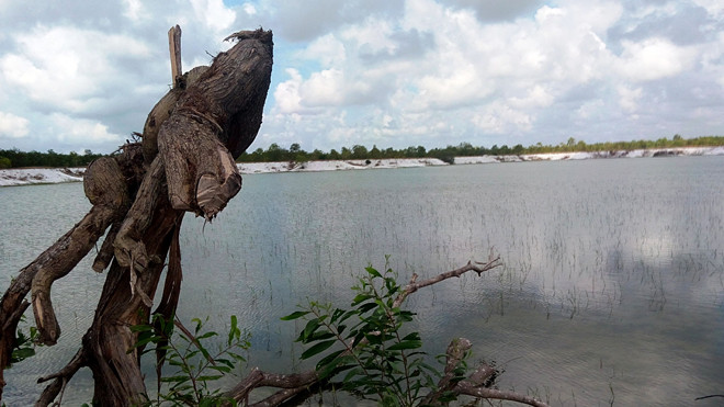 Vùng mỏ cát bỏ hoang của Cty Sơn Tùng thi thoảng trở thành nơi đua ghe. Trong “hồ” này có nhiều hố sâu