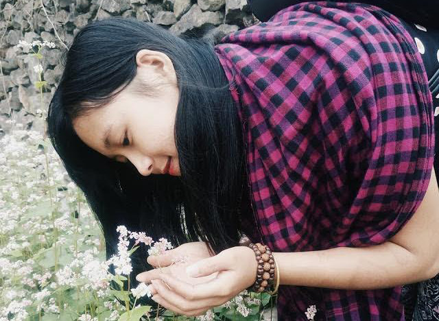 Giấu Hương vừa ra đi vì tai nạn giao thông, khi em đang trong đội hình tình nguyện viên giúp dân vùng lũ Quảng Bình.