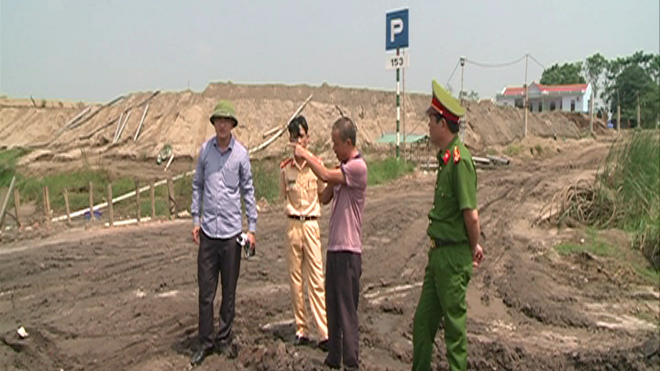 Lực lượng chức năng kiểm tra bến bãi của doanh nghiệp Sáu Hằng. Ảnh: TN