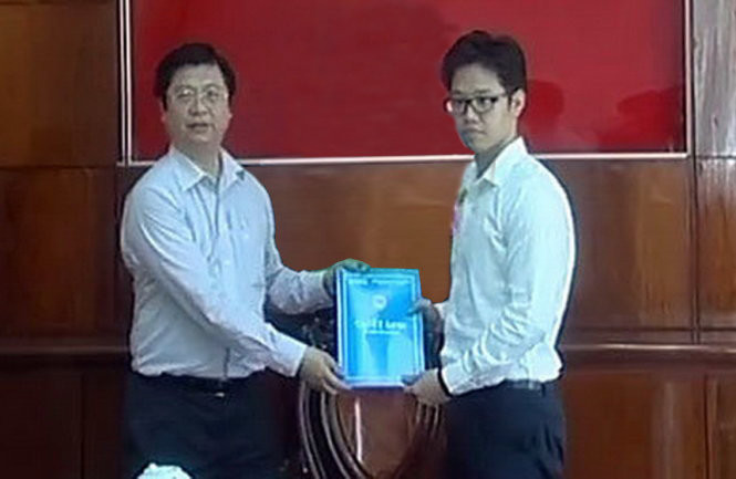 Ông Vũ Minh Hoàng (phải). Ảnh: Tuổi trẻ.