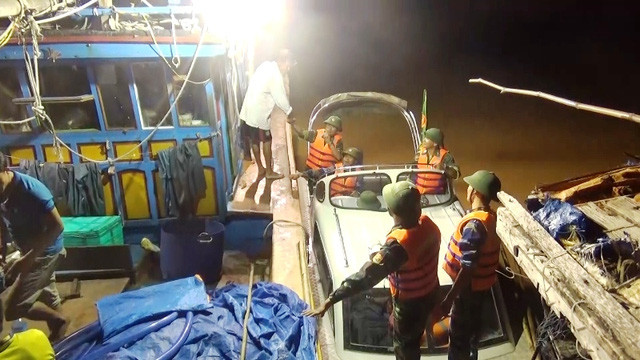 Lực lượng BĐBP Quảng Bình giúp dân chống lũ. Ảnh: Dân Trí