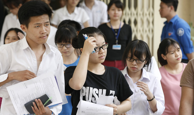 Thí sinh sau giờ thi môn Ngữ văn tại trường ĐH Sư phạm-Hà Nội năm 2016. Ảnh: Ngọc Châu