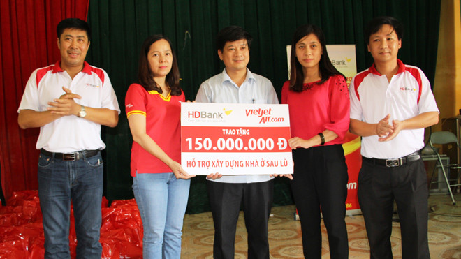 Đoàn cứu trợ HDBank và Vietjet trao kinh phí ban đầu xây tặng 5 căn nhà cho 5 hộ dân