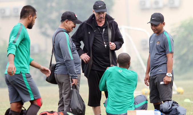 HLV Riedl trò chuyện với đội trưởng Salossa trước buổi tập đầu tiên tại Hà Nội. Ảnh: VSI