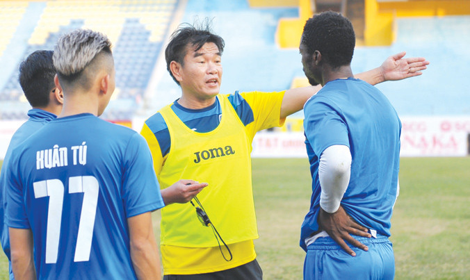 HLV Phan Thanh Hùng hướng dẫn chân sút tân binh Patiyo trong buổi tập cuối cùng cho trận Siêu cúp. Ảnh: Xuân Tùng