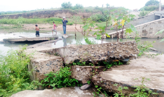 Một nửa cống liên hợp bị nước cuốn trôi làm phát lộ nhiều mảng bê tông không có cốt sắt