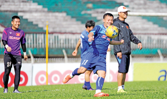 Buổi tập trong bầu không khí vui vẻ của thày trò HLV Hữu Thắng. Ảnh: VSI