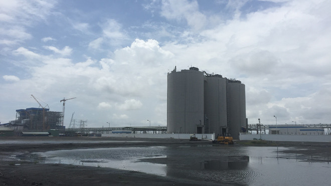 Bãi tro xỉ Nhiệt điện Duyên Hải 1 được phun nước làm ẩm và giám sát thường xuyên. Ảnh: Hoàng Tuyết