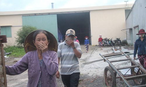 Người dân bức xúc vì nhà máy ô nhiễm giữa khu dân cư.