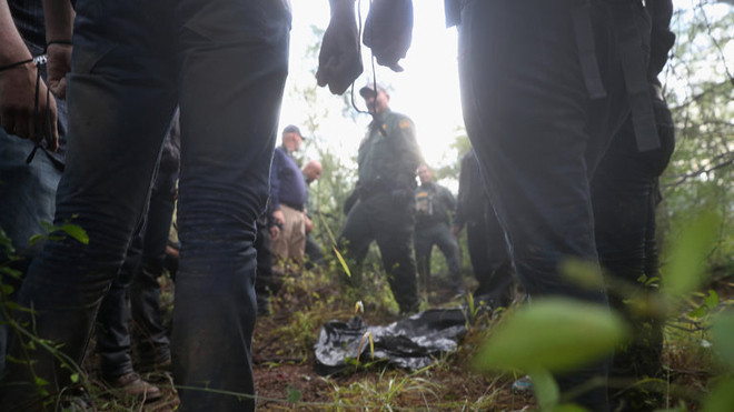 Đơn vị Tuần tra biên giới của Mỹ đang theo dõi những người nhập cư bị bắt giữ tại khu vực biên giới với Mexico hồi tháng 8. Ảnh: Getty Images