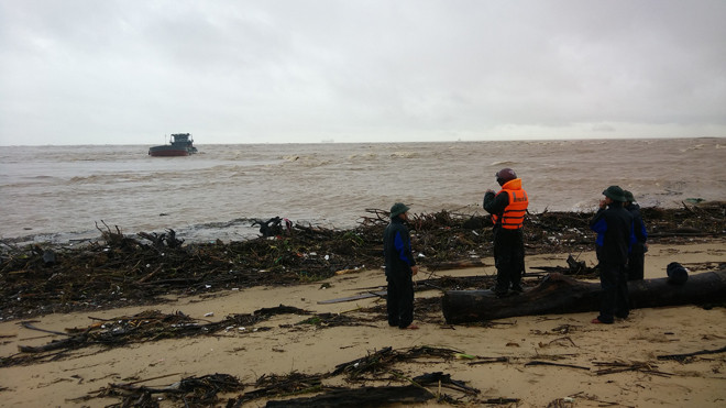 Tàu hàng trôi dạt trên biển ở Quảng Bình. Ảnh: Hoàng Nam