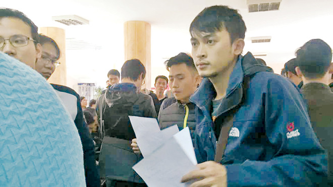 Đại diện các cơ quan, đơn vị đến đăng ký mua vé tập thể sáng 29/11. Ảnh: Phương Phương