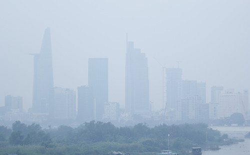 Trung tâm Sài Gòn chìm trong sương mù sáng 12/10. Ảnh: Vnexpress