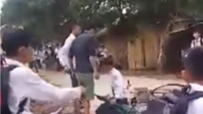 Cháu Huy bị đánh, bắt quỳ xin lỗi trước sự chứng kiến của nhiều bạn cùng trường.