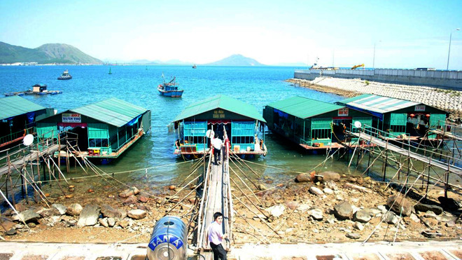 Dãy nhà hàng nổi Vũng Áng (Hà Tĩnh) vẫn rất vắng khách. Ảnh: Xuân Hoàng