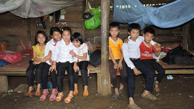 7 học sinh sống chật chội trong căn nhà nhỏ.