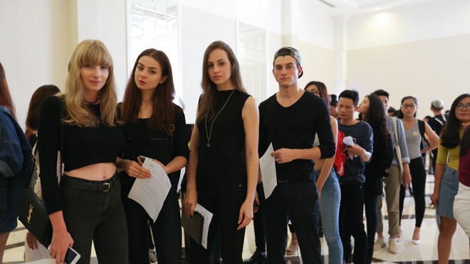 Các mẫu Tây cũng tham gia casting ở các tuần lễ thời trang Việt.