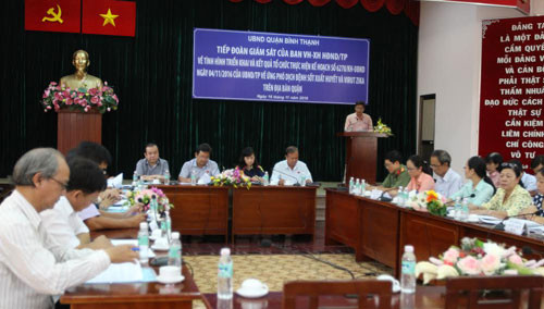 Kiểm tra công tác ngăn ngừa dịch bệnh do vi rút Zika tại quận Bình Thạnh. ẢNh: Hà Nội mới 