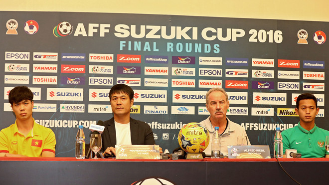 Việc Công Phượng (trái) xuất hiện trong cuộc họp báo trước trận làm dấy lên đồn đoán anh có thể được HLV Hữu Thắng đưa vào đội hình xuất phát. Ảnh: VSI
