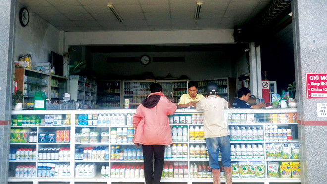 Người mua tham khảo ý kiến của đại lý để chọn sản phẩm chất lượng.