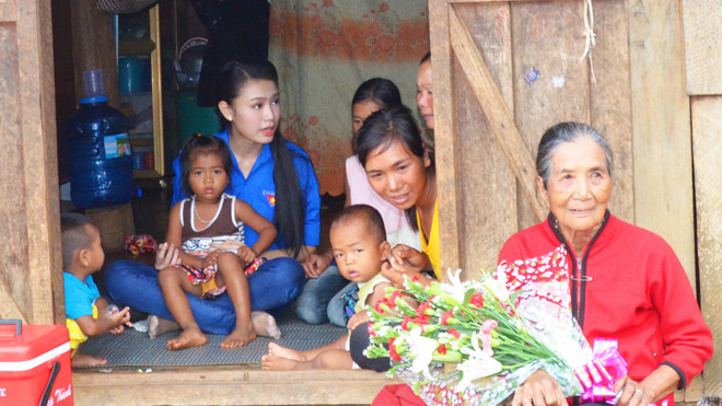 Ngọc Vân trở lại buôn Krang tặng hoa người già tặng nhà cho hộ nghèo cô từng cư trú.