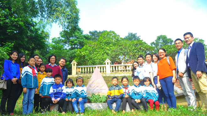 Đoàn công tác báo Tiền Phong về thăm nơi ra số báo đầu tiên ngày 16/11/1953 tại bản Dõn, xã Minh Thanh (Sơn Dương, Tuyên Quang) Ảnh: Nguyễn Hoàn