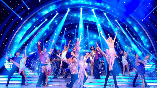 Hình ảnh của các vũ công ngoại gần như phủ sóng tại thị phần quán bar và tụ điểm giải trí cho người nước ngoài.