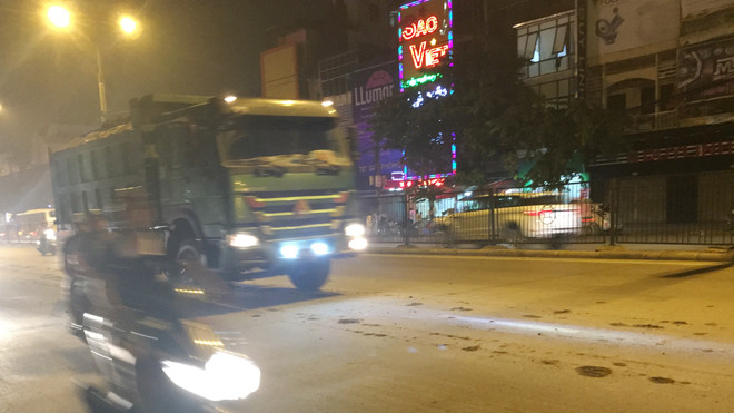 Xe tải đeo biển “Cty 901” chạy vào phố cấm Giải Phóng (Hoàng Mai) không phép tối 3/10. Ảnh: A.T