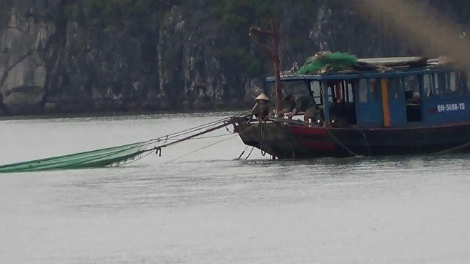 Phía cuối đuôi thuyền có dây điện cỡ lớn cắm xuống biển là thuyền kích điện.