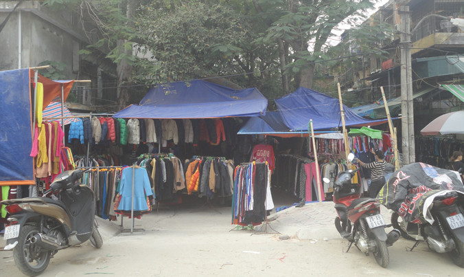 Chợ quần áo trong khu tập thể