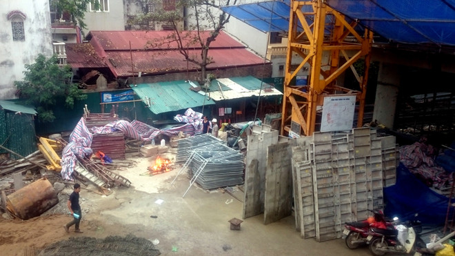 Ngổn ngang vật liệu trong công trình xây dựng tiềm ẩn nguy cơ tai nạn lao động. Ảnh: Thanh Hà