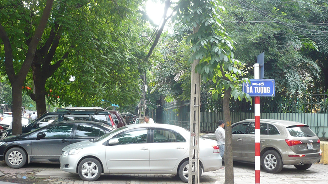 Thay vì đỗ xe 1 bên, từ tháng 11 phố Dã Tượng được đề xuất trông xe hai bên đường theo ngày chẵn, lẻ. Ảnh: T.Đảng