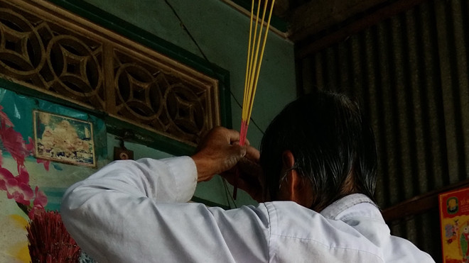 Cúng tổ trước khi chữa bệnh.