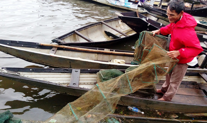 Những mẻ lừ, lưới rỗng không vừa được kéo lên từ đầm phá. Ảnh: N.V